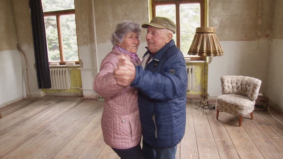 Das Ehepaar Raabe im Schloss in Rossin, wo Eckehard Raabe als Kind nach der Flucht mit seiner Familie unterkam. © Screenshot 