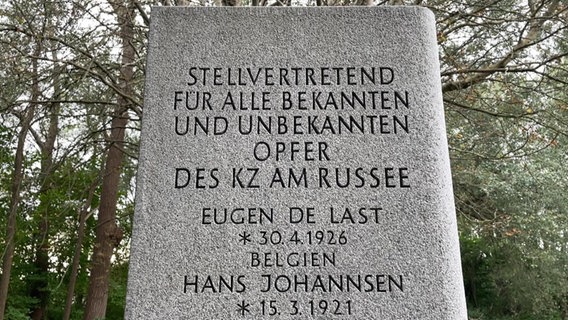 Ein Gedenkstein erinnert an die Opfer des Nationalsozialismus im Arbeitslager Kiel-Russee © NDR Foto: Screenshot, SHMag