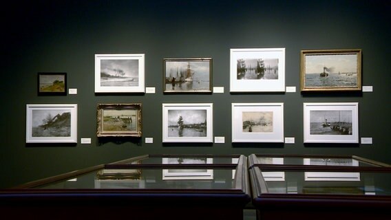 Zahlreiche Bilder mit maritimen Motiven hängen an einer Wand. Zahlreiche Bilder mit maritimen Motiven hängen an einer Wand. © NDR Foto: Screenshot, SHMag