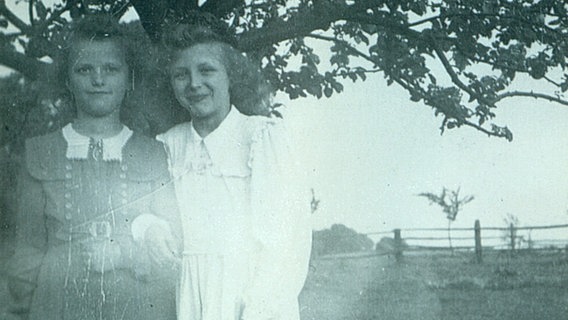 Ein Ausschnitt eines alten Fotos zeigt zwei Mädchen - links die Schwester von Harry Krause, rechts die Schulfreundin von der Schwester, Ursel Kaminski. Ein Ausschnitt eines alten Fotos zeigt zwei Mädchen - links die Schwester von Harry Krause, rechts die Schulfreundin von der Schwester, Ursel Kaminski.