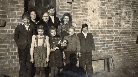 Die Familie von Harry Krause. Er selbst ist der zweite Junge von rechts.  