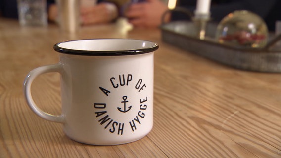Auf einer Tasse steht "A CUP OF DANISH HYGGE" geschrieben. © NDR 