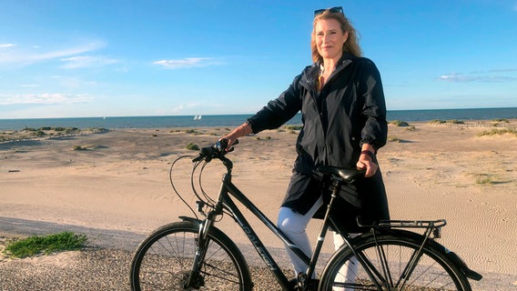 Moderatorin Laura Lange macht eine Nordsee-Radtour durch drei Länder. Start ist in Cadzand in den Niederlanden. Ihre Tour führt sie entlang der belgischen Küste bis kurz hinter die französische Grenze nach Dunkerque. © NDR/Joachim Reinshagen 