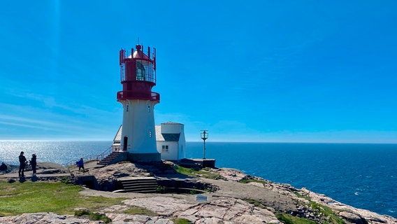 Der Leuchtturm Lindesnes ist Norwegens ältestes Leuchtfeuer (1656). Er kennzeichnet den südlichsten Punkt des norwegischen Festlandes und ist der einzige in ganz Norwegen, auf dem noch Leuchtturmwärter arbeiten. © NDR/Bertram Havemann 