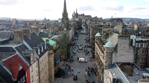 Die Altstadt von Edinburgh ist bekannt für seine Dudelsackspieler und seine große Kneipendichte. © NDR 