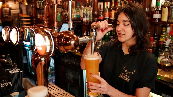 Pale Ale, Brown Ale, Lager, Porter oder Stout. In jedem schottischen Pub gibt es viele verschiedene Biersorten. © NDR 