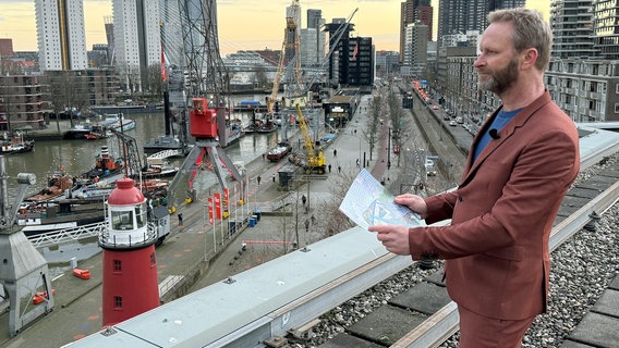 Rotterdam hat 18 Quadratkilometer Flachdächer. Léon van Geest will diese ungenutzten Flächen nutzen – für Sportplätze, Outdoor-Kinos oder als Landeplatz für Paketdrohnen. Rotterdam hat 18 Quadratkilometer Flachdächer. Léon van Geest will diese ungenutzten Flächen nutzen – für Sportplätze, Outdoor-Kinos oder als Landeplatz für Paketdrohnen. © NDR
