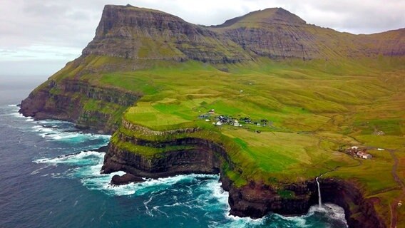 Die Landschaft auf den Färöern ist märchenhaft. © NDR 