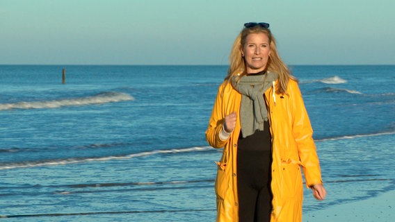 Moderatorin Laura Lange am Strand von Norderney © NDR 