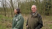 Dolf van der Weij und seine Frau stehen in einem Wald. © NDR Foto: Ruth Hunfeld