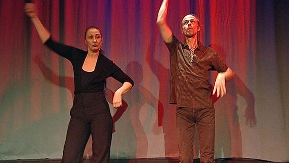 Gunter Schmidt und Lisa Politt während eines Auftritts. © NDR Foto: Screenshot