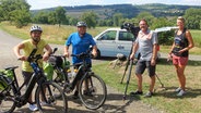 In der Nähe von Schladen blieb kurz Zeit für dieses Team-Bild mit Rike Castenow, Jörg Teiwes, Thomas Kempernolte und Peter Jagla (v.r.n.l.) © NDR/Friederike Castenow 