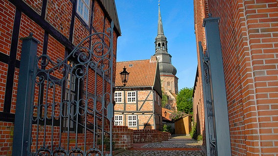 Blick durch ein Tor auf die Kirche St. Cosmae in Stade. © STADE Tourismus-GmbH 