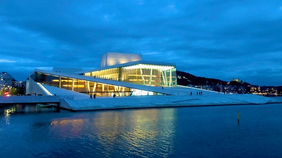 Das Osloer Opernhaus - ein Kunstwerk der Architektur aus Carrara Marmor © Mirella Machner/NDR Foto: Mirella Machner