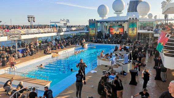 Schon im 10. Jahr sticht die Metal-Kreuzfahrt in See. Das Schiff bringt die Fans nach Stockholm und Helsinki. © NDR/Linnéa Kviske 