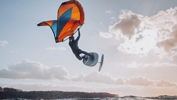 Das neue Vayu-Wingsurf-Equipment im Fördetest. Wing-Surfen ist der neue Trend in Sachen Wassersport - leicht und schnell zu lernen. © Friethjof Blaasch Foto: Friethjof Blaasch