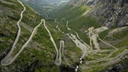 Eine Straße mit elf Haarnadelkurven, die sich durch die norwegische Landschaft schlängelt. © picture alliance / Arco Images Foto: T.Schäffer