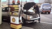 Auto an der Zapfsäule  