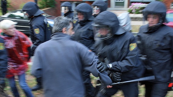 Polizeigewalt Hamburg "Naziaufmarsch blockieren"-Demo am 02.06.2012 © Benjamin Laufer Foto: Benjamin Laufer