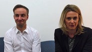 Anja Reschke und Jan Böhmermann sitzen auf einem Sofa.  