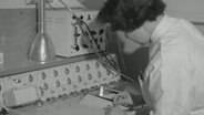 Eine Frau wertet ein EEG aus © NDR 