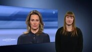 Eine Frau dolmetscht Anja Reschke in Gebärdensprache. © NDR 