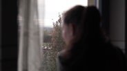 Frau schaut aus dem Fenster © ARD Foto 
