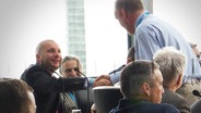 Teilnehmer einer AfD-Konferenz in Berlin beim Händeschütteln. © NDR 