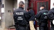 Musa F. fasst sich an den Kopf und drückt sich bei einer Polizeikontrolle an einen Türrahmen. Er soll von der Polizei verletzt worden sein. © NDR / ARD 