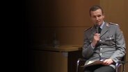 Marcel B. bei einer Podiumsveranstaltung der Universität der Bundeswehr im Jahr 2018 © NDR/ARD Foto: Screenshot