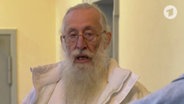 Der selbsternannte "Druide" und mutmaßliche Rechtsextremist Burghard B. alias "Burgos von Buchonia" bei einem Prozess gegen die Holocaust-Leugnerin Ursula Haverbeck. © ARD 