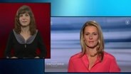 Eine Gebärdensprachdolmetscherin übersetzt Panorama-Moderatorin Anja Reschke  