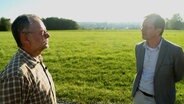 Ein Anwohner auf einer Wiese. © Das Erste.de 