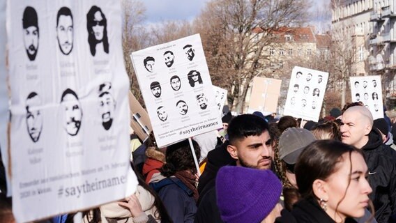 Die Namen und Gesichter der neun Menschen, die vor drei Jahren in Hanau ermordet wurden, sind auf Plakaten zu sehen. © picture alliance/dpa | Annette Riedl 