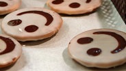 Amerikaner mit Schoko-Smiley © NDR 