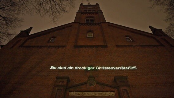 Schriftzug auf einer Kirche © Screenshot 