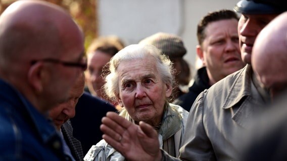 Ursula Haverbeck und Thomas Wulff beim Prozess gegen Gröning in Lüneburg  