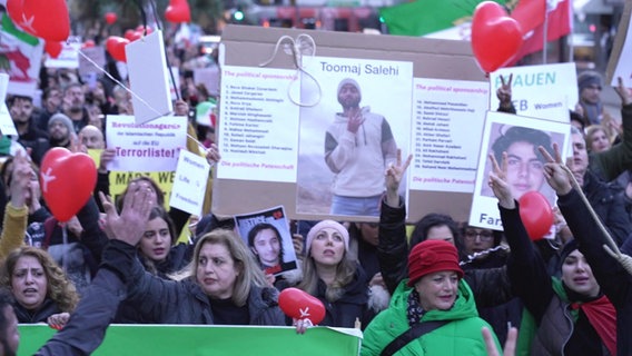 Auf einer Demonstration wird die Freilassung von Toomaj Salehi gefordert © Screenshot 