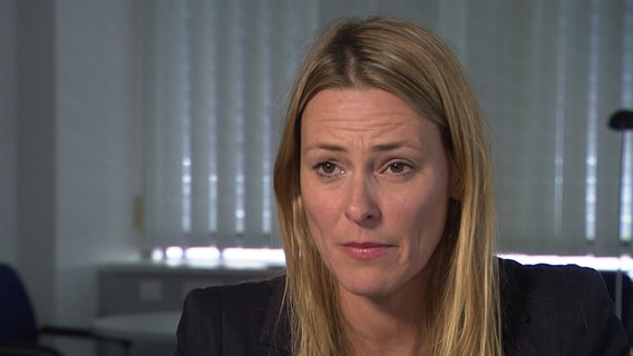 Anja Reschke liest aus Hassbriefen vor. © NDR 