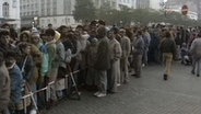 Asylbewerber vor der Hamburger Ausländerbehörde. © ARD 