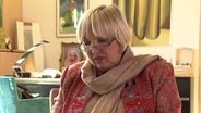 Claudia Roth liest aus Hassbriefen vor. © NDR 