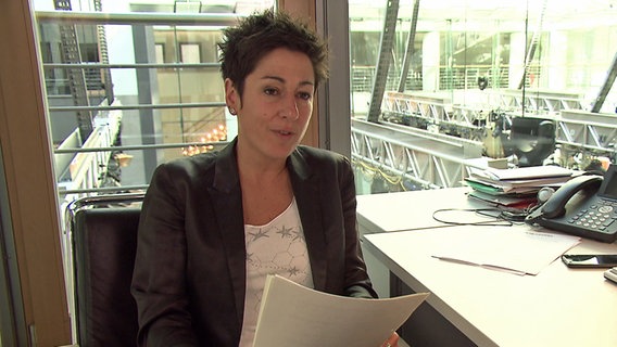 Dunja Hayali liest aus Hassbriefen vor. © NDR 