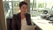 Dunja Hayali liest aus Hassbriefen vor. © NDR 