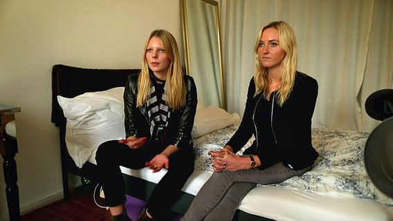 Katharina Korbjuhn und Amelie Heimann betreuen Ferienwohnungen, die über Sharing-Portale angeboten werden. © NDR/ARD 