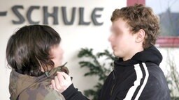 Gerangel von zwei Jugendlichen vor der Schule (c) dpa - Report © dpa - Report Foto: Marcus Führer