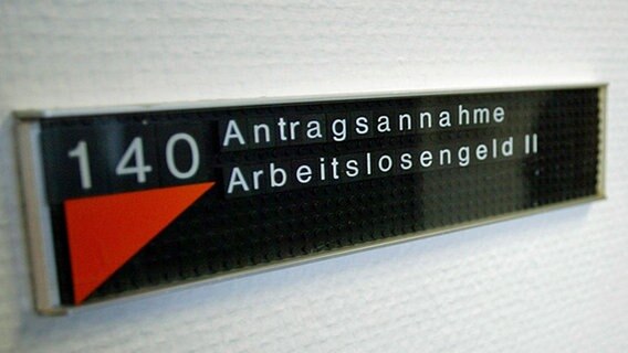 Schild mit der Aufschrift 'Antragsannahme Arbeitslosengeld II' © dpa - Bildfunk. Foto: Felix Heyder © dpa Foto: Felix Heyder