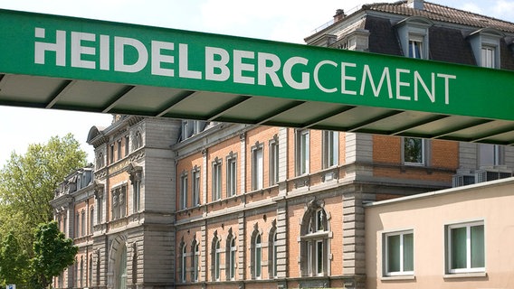 Schriftzug HeidelbergCement über dem Haupteingang der Firma © picture-alliance 