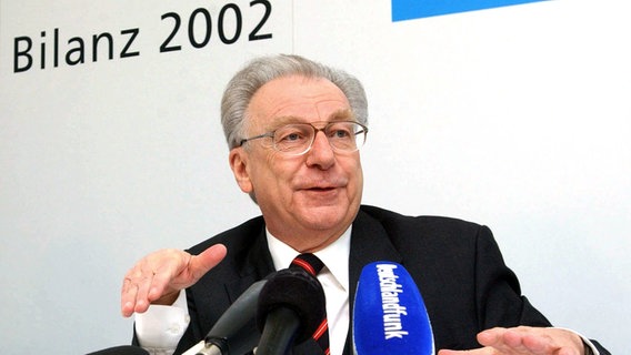 Zum letzten Mal als Konzernchef der Jenoptik AG gibt Lothar Späth bei einer Bilanzpressekonferenz in Jena Zahlen für das zurückliegende Geschäftsjahr bekannt. © dpa - Fotoreport Foto: Jan-Peter Kasper