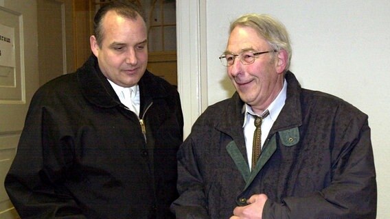 Neonazi Manfred Roeder (r.)  mit seinem Rechtsanwalt Ralph Schürmann © dpa - Fotoreport Foto: Bernd Wüstneck