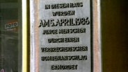 Gedenktafel vom Bombenanschlag. © Screenshot 